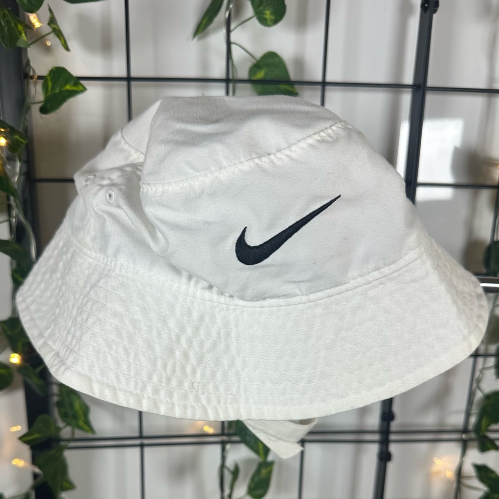 Nike Toddler UPF40+ White/Black Bucket Hate w/ Velcro Chinstrap (Boy)